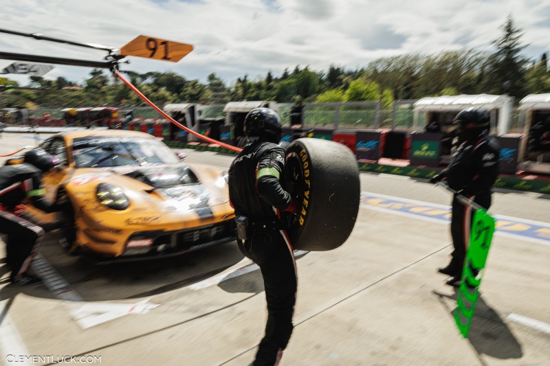 91 LIETZ Richard (aut), SCHURING Morris (nld), SHAHIN Yasser (aus), Manthey EMA, Porsche 911 GT3 R #91, LM GT3, pitstop, arrêt aux stands, mecaniciens, mechanics, atmosphere during the 2024 6 Hours of Imola, 2nd round of the 2024 FIA World Endurance Championship, from April 18 to 21, 2024 on the Autodromo Internazionale Enzo e Dino Ferrari in Imola, Italy - Photo Clément Luck / DPPI